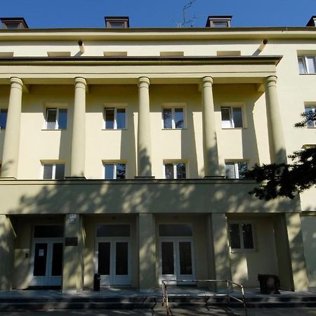 Tauferovy Koleje Hostel Brno Luaran gambar